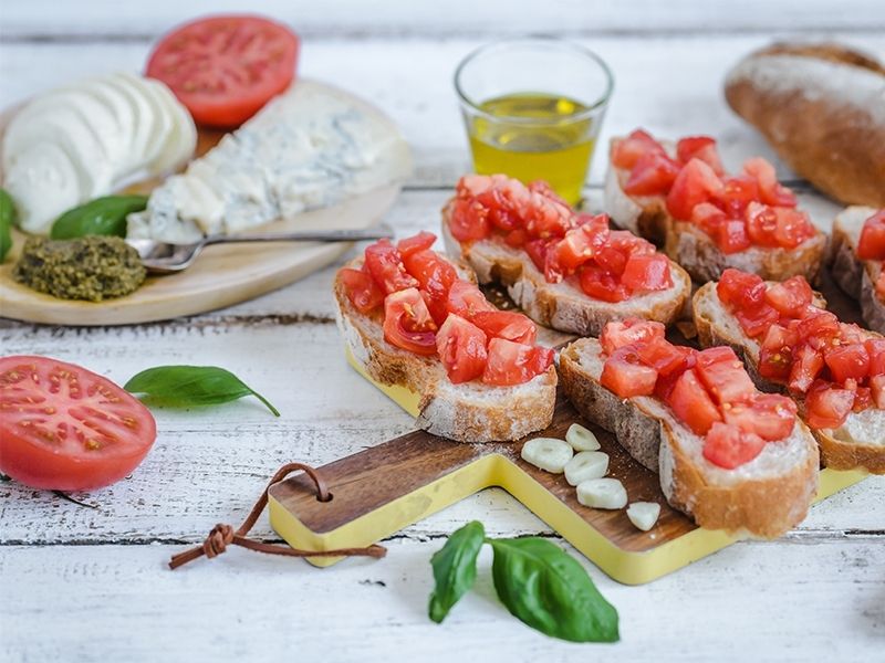 Przepis Bruschetta z mozzarellą gorgonzolą pomidorami Biuro Napoleona